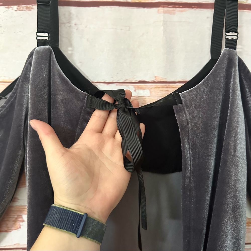 NEW Romeo + Juliet Couture Velvet Open Back Top - Picture 7 of 10